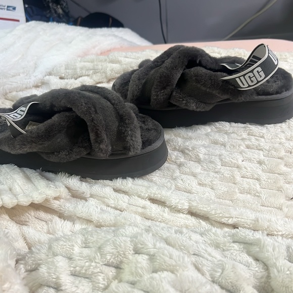 Ugg platform slides size 9 - Picture 2 of 4